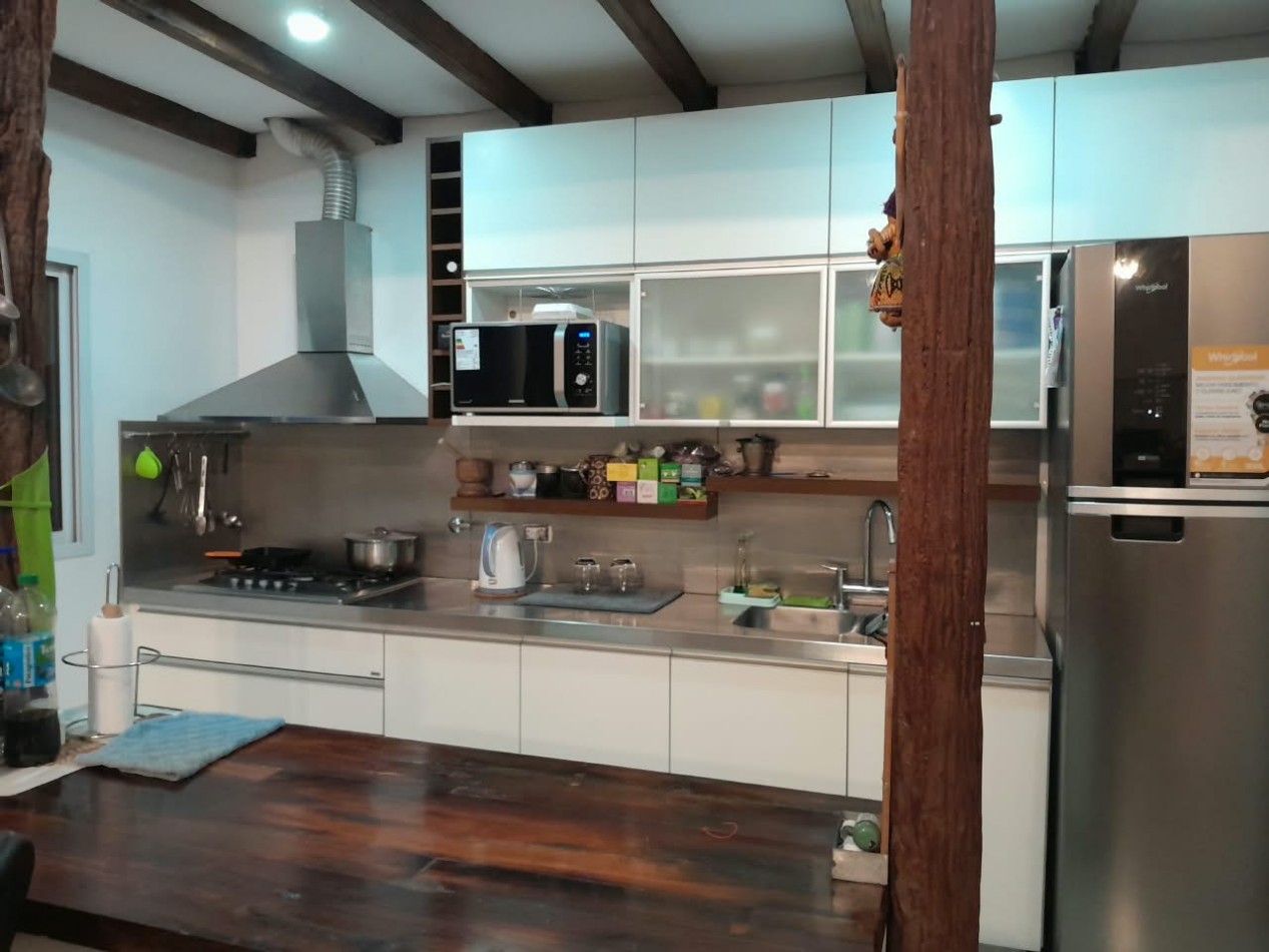 En venta casa tres dormitorios, escritorio, cochera , parque verde , piscina !