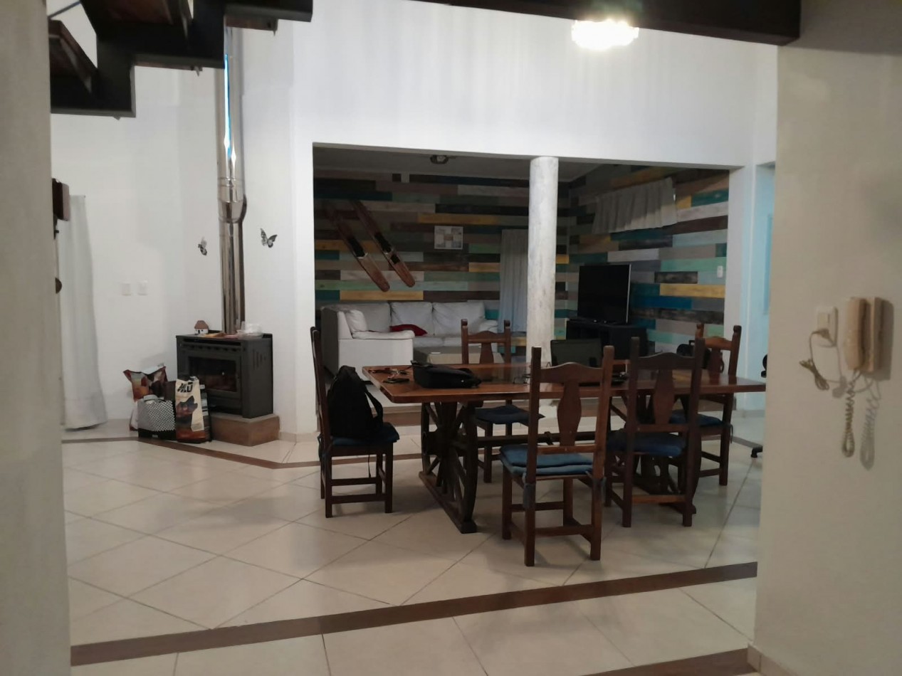 En venta casa tres dormitorios, escritorio, cochera , parque verde , piscina !