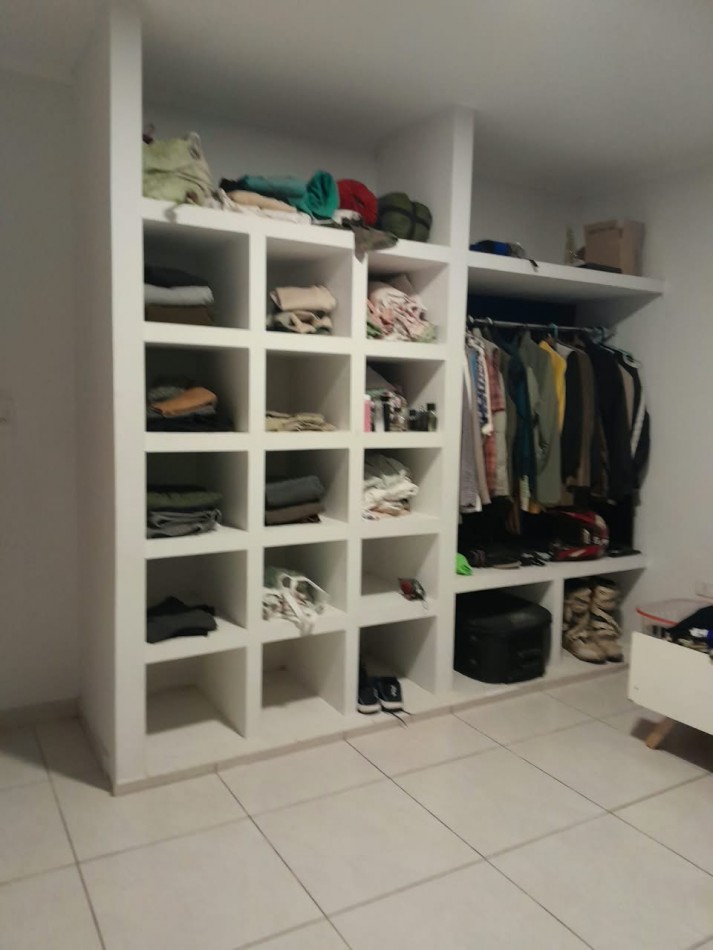 En venta casa tres dormitorios, escritorio, cochera , parque verde , piscina !
