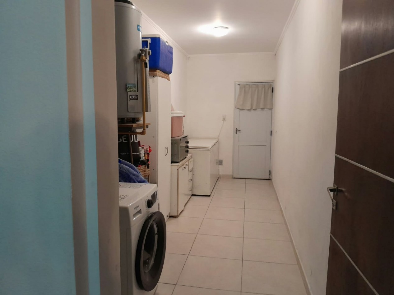 En venta casa tres dormitorios, escritorio, cochera , parque verde , piscina !