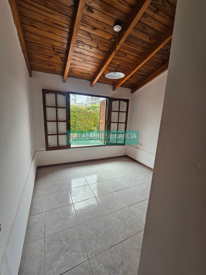 Se alquila casa en planta baja en barrio cerrado zona centro