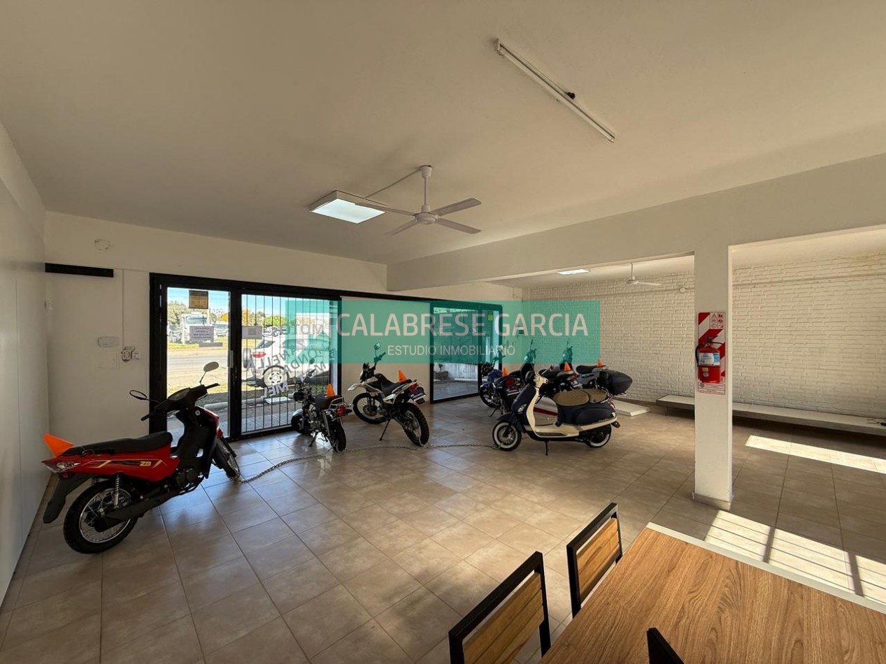 Oportunidad amplio salon comercial en un predio de 1200m2 en Av. Almafuerte y Gdor. Maya!!!