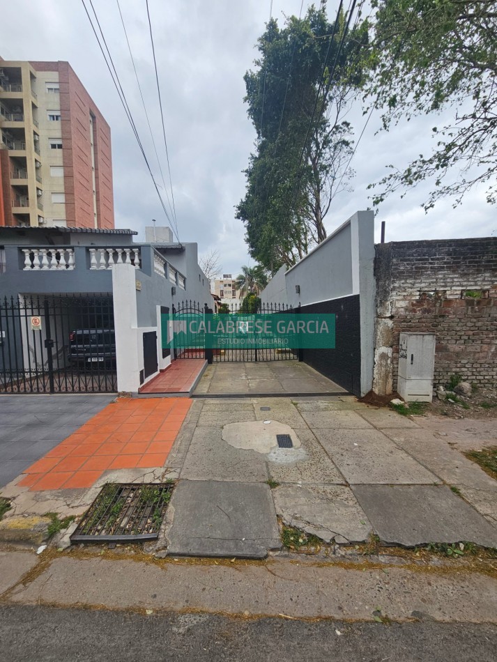Se alquila casa en planta baja en barrio cerrado zona centro