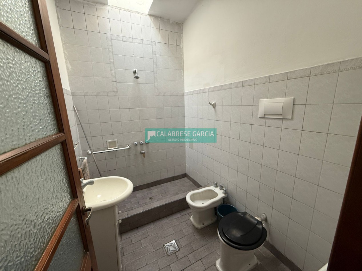 Se vende casa familiar dentro de bulevares 