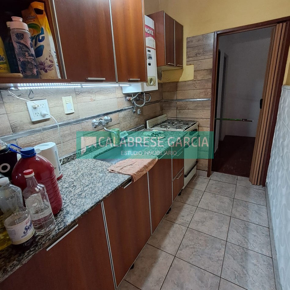 En alquiler casa una sola planta , tres dormitorios, cochera tres autos , patio seco!