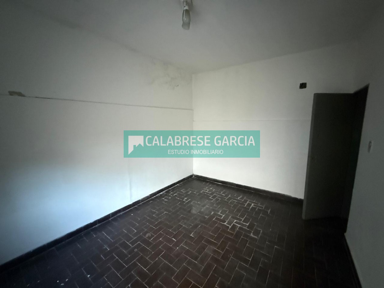 SE ALQUILA CASA EN CALLE RODRIGUEZ PEÑA/ DOS DORMITORIOS Y COCHERA 