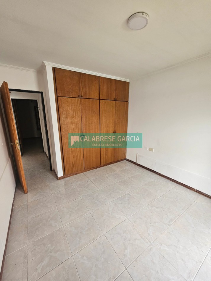 Se alquila casa en planta baja en barrio cerrado zona centro