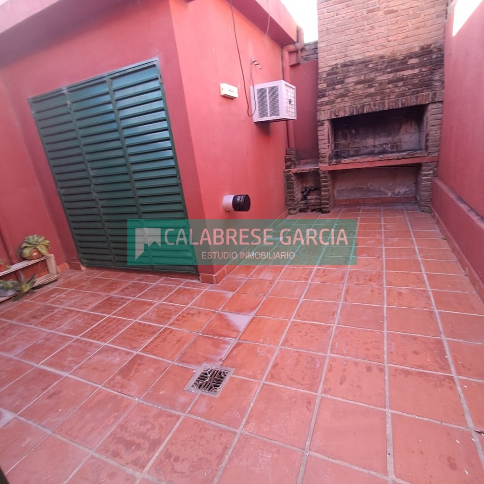 En alquiler casa una sola planta , tres dormitorios, cochera tres autos , patio seco!