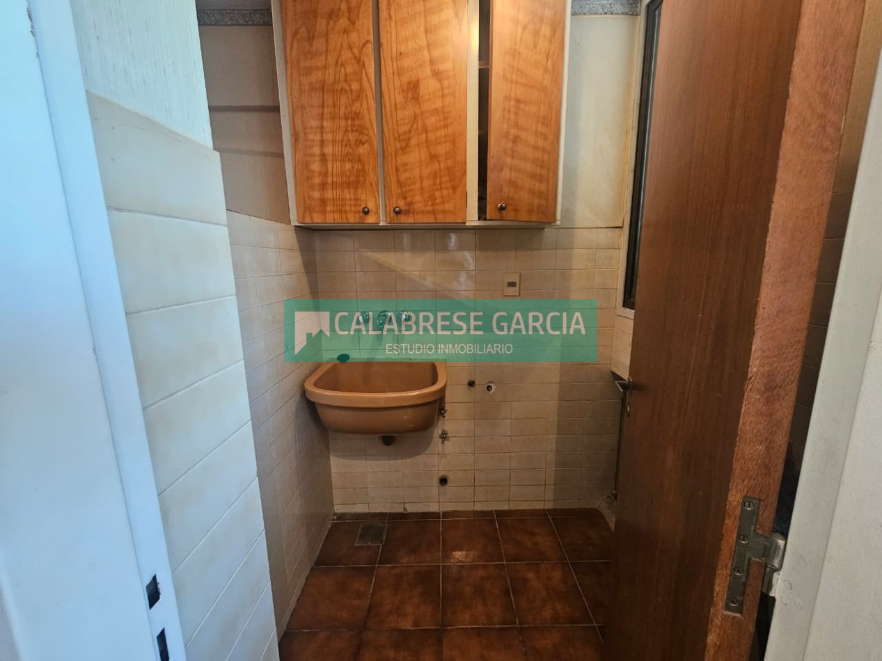 Piso en zona centro tres dormitorios , dos baños , dos cocheras techadas !