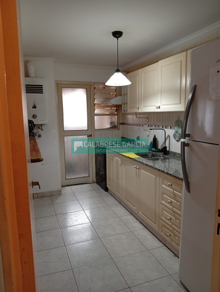 Se vende departamento 3 dormitorios con cochera zona centro