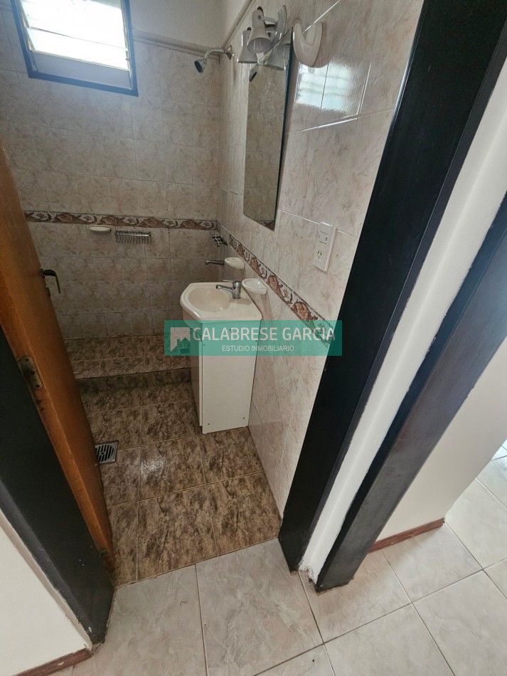 Se alquila casa en planta baja en barrio cerrado zona centro