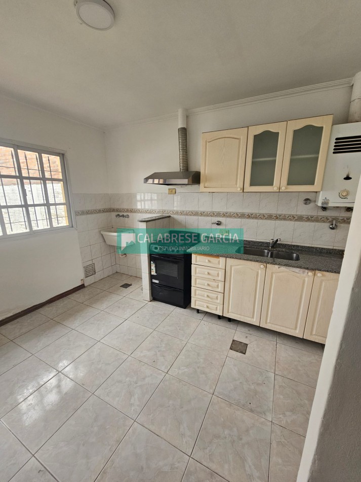 Se alquila casa en planta baja en barrio cerrado zona centro