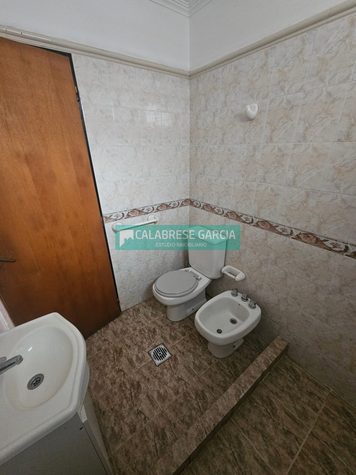Se alquila casa en planta baja en barrio cerrado zona centro