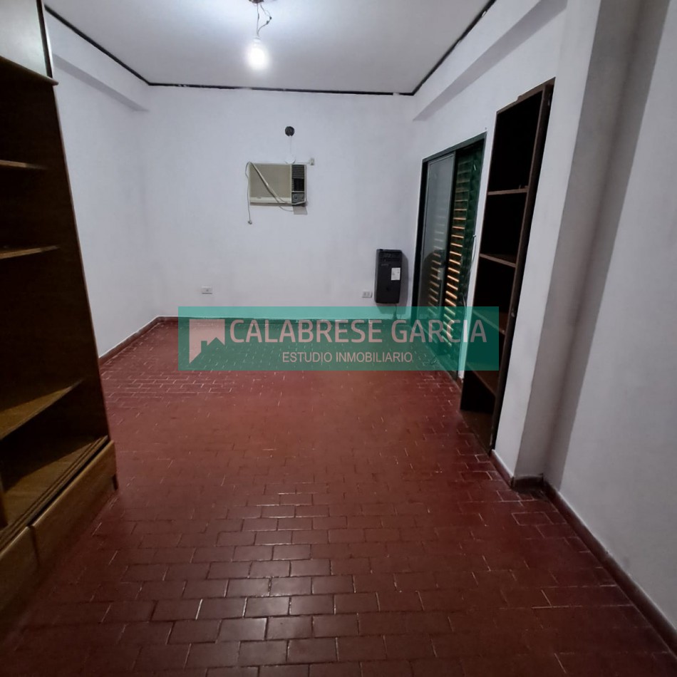 En alquiler casa una sola planta , tres dormitorios, cochera tres autos , patio seco!