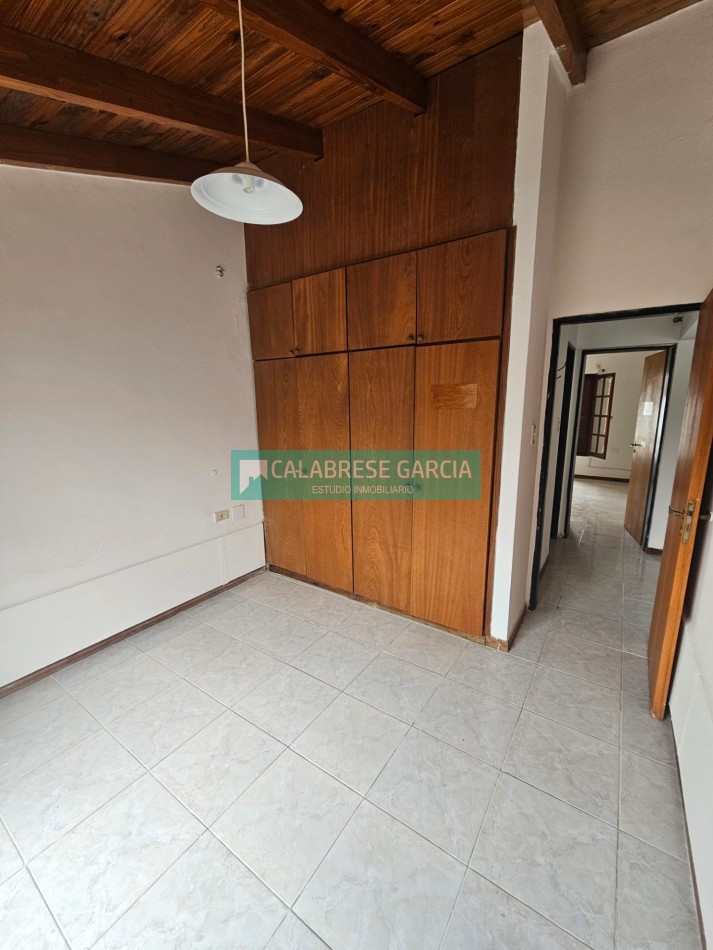 Se alquila casa en planta baja en barrio cerrado zona centro