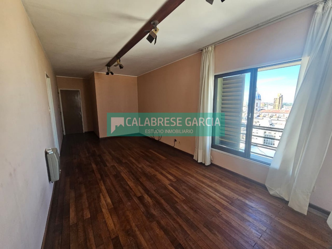 Piso en zona centro tres dormitorios , dos baños , dos cocheras techadas !