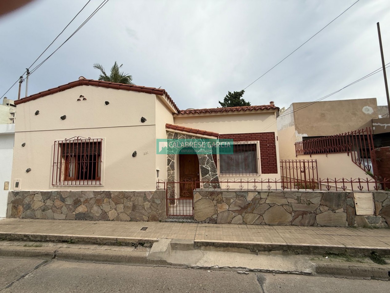 Se vende casa familiar dentro de bulevares 