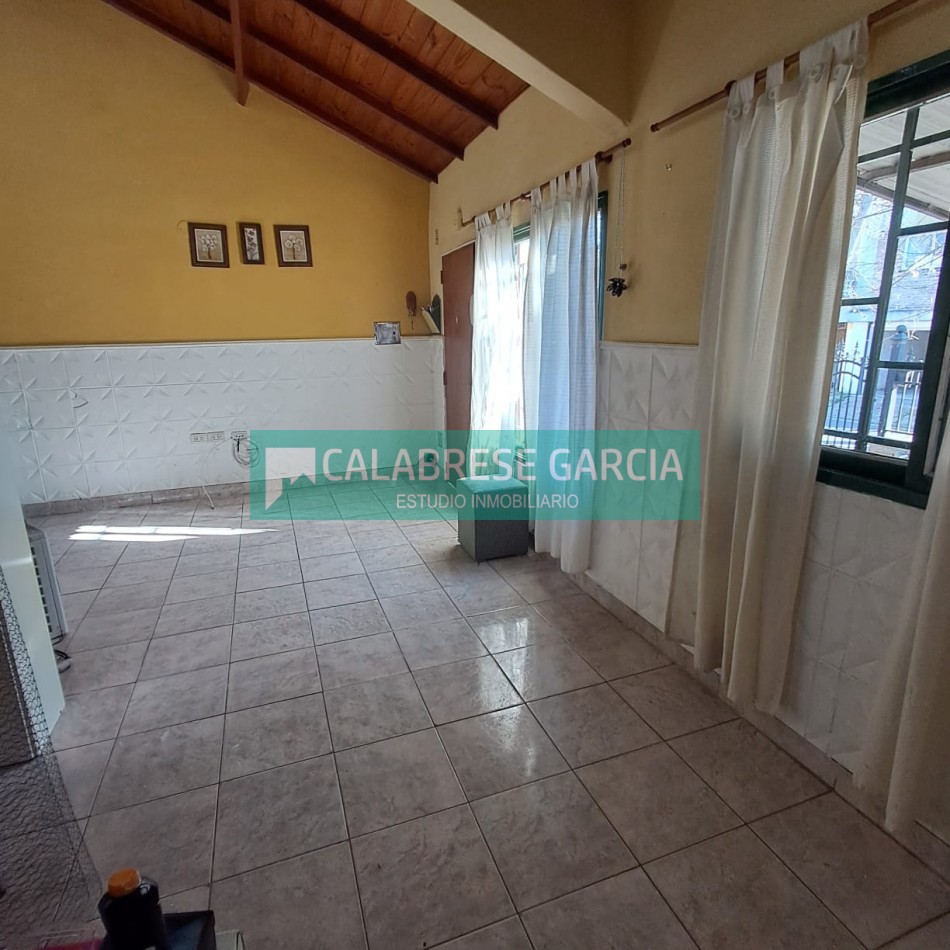En alquiler casa una sola planta , tres dormitorios, cochera tres autos , patio seco!