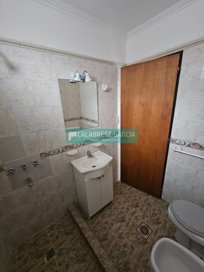 Se alquila casa en planta baja en barrio cerrado zona centro