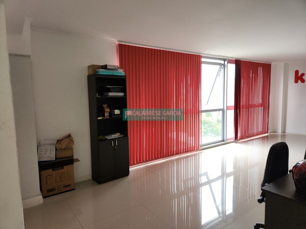 SE ALQUILA OFICINA COMERCIAL EN EL EDIFICIO DE LA CAMARA ARGENTINA DE LA CONSTRUCCION