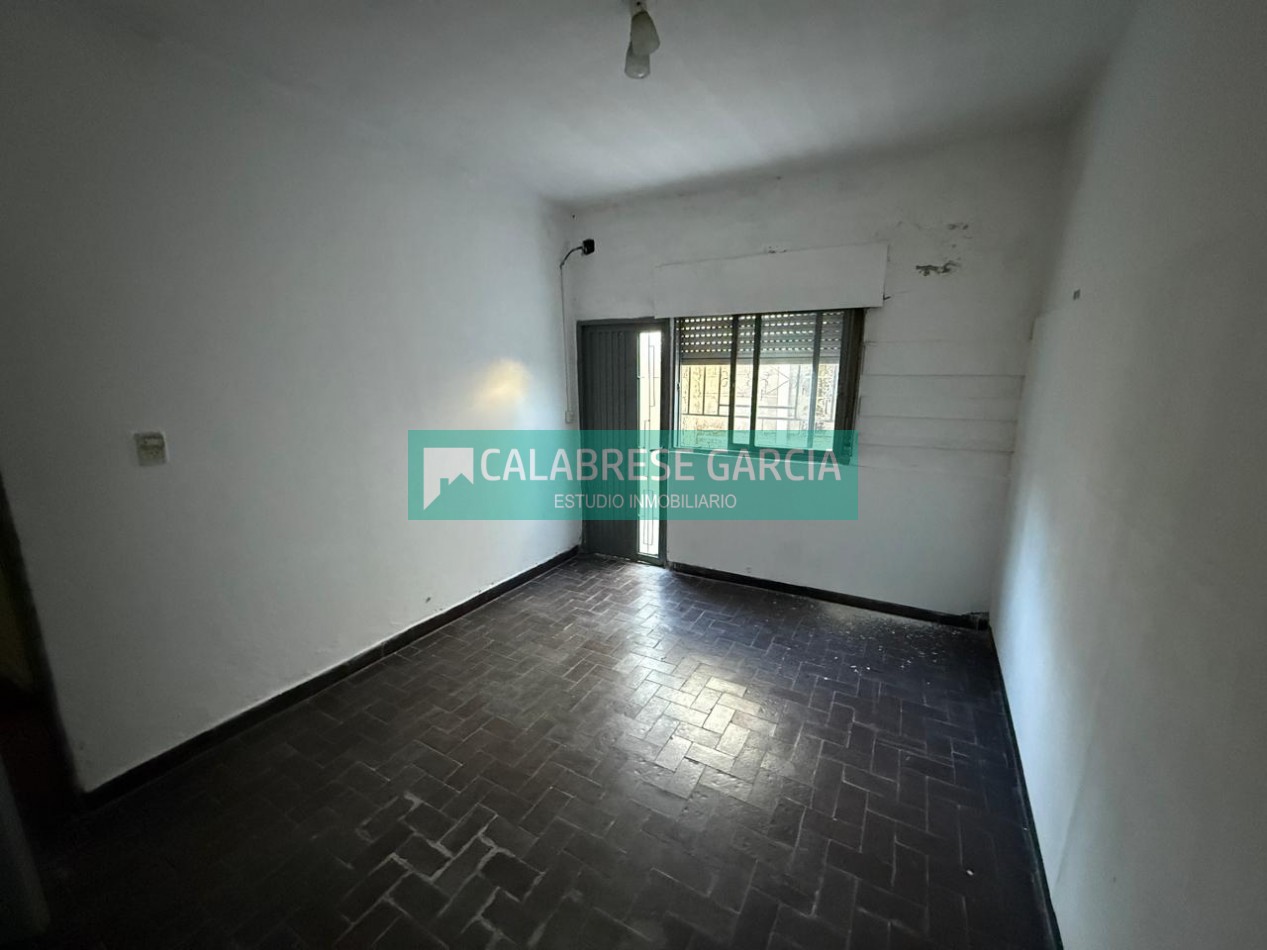 SE ALQUILA CASA EN CALLE RODRIGUEZ PEÑA/ DOS DORMITORIOS Y COCHERA 