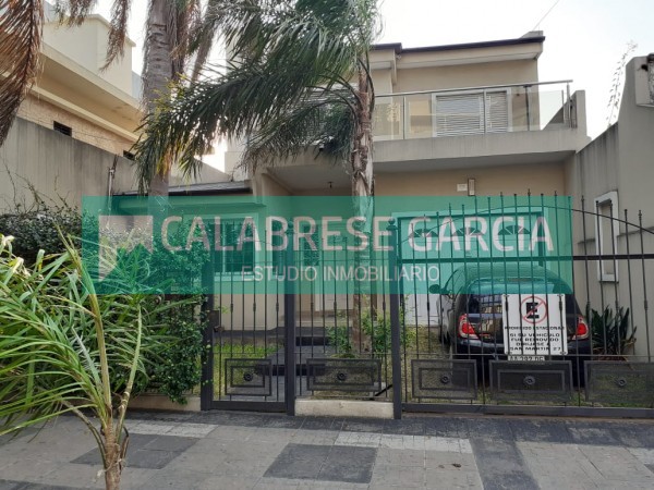 SE VENDE CASA ZONA CENTRO PARQUE CON PISCINA