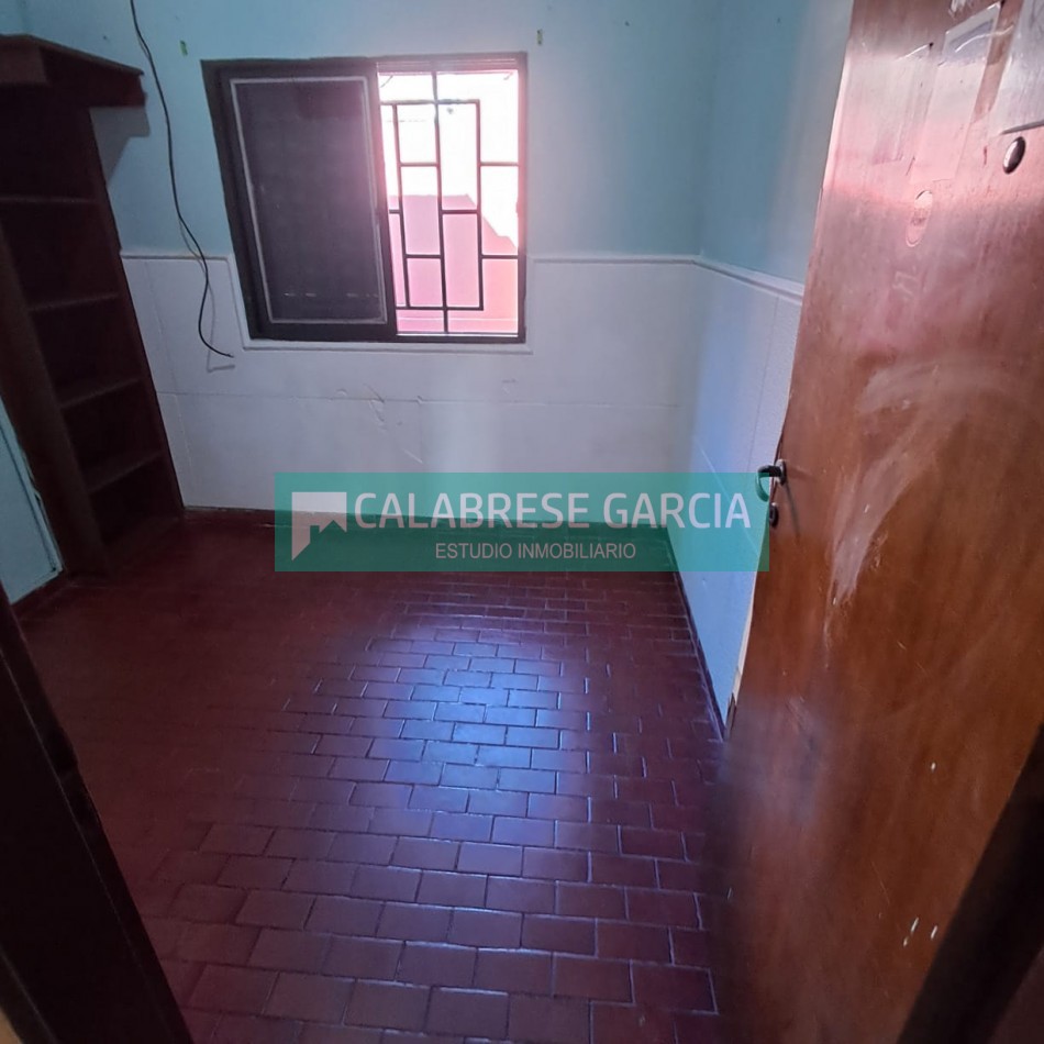 En alquiler casa una sola planta , tres dormitorios, cochera tres autos , patio seco!