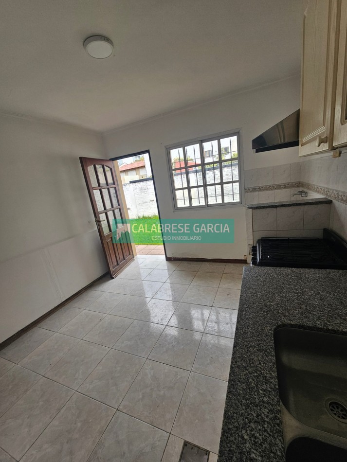 Se alquila casa en planta baja en barrio cerrado zona centro