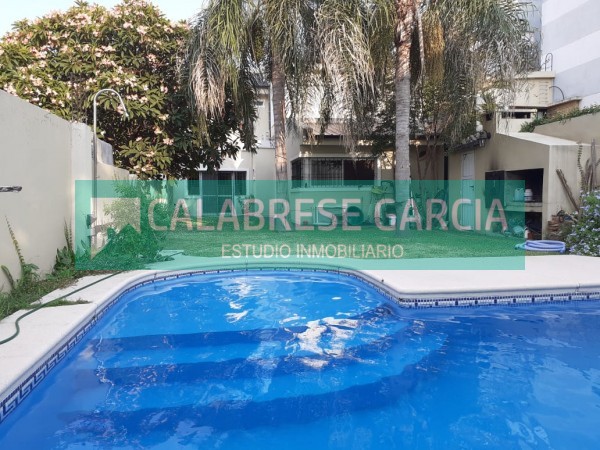 SE VENDE CASA ZONA CENTRO PARQUE CON PISCINA