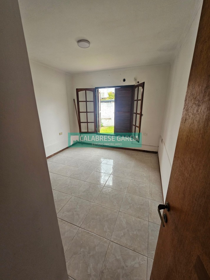 Se alquila casa en planta baja en barrio cerrado zona centro