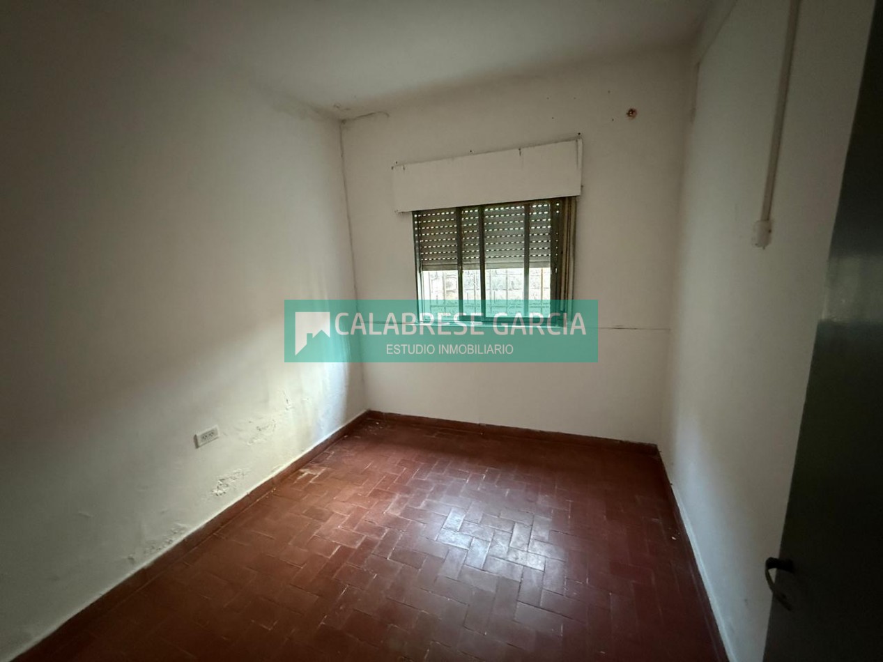 SE ALQUILA CASA EN CALLE RODRIGUEZ PEÑA/ DOS DORMITORIOS Y COCHERA 