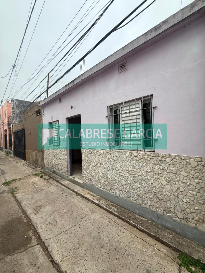 Se alquila casa de dos dos dormitorios zona Don Bosco y Ramirez