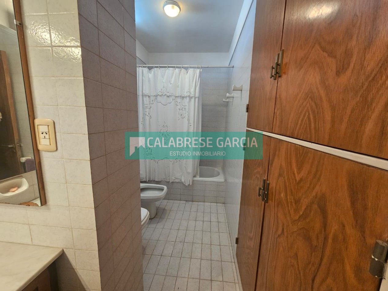 Piso en zona centro tres dormitorios , dos baños , dos cocheras techadas !