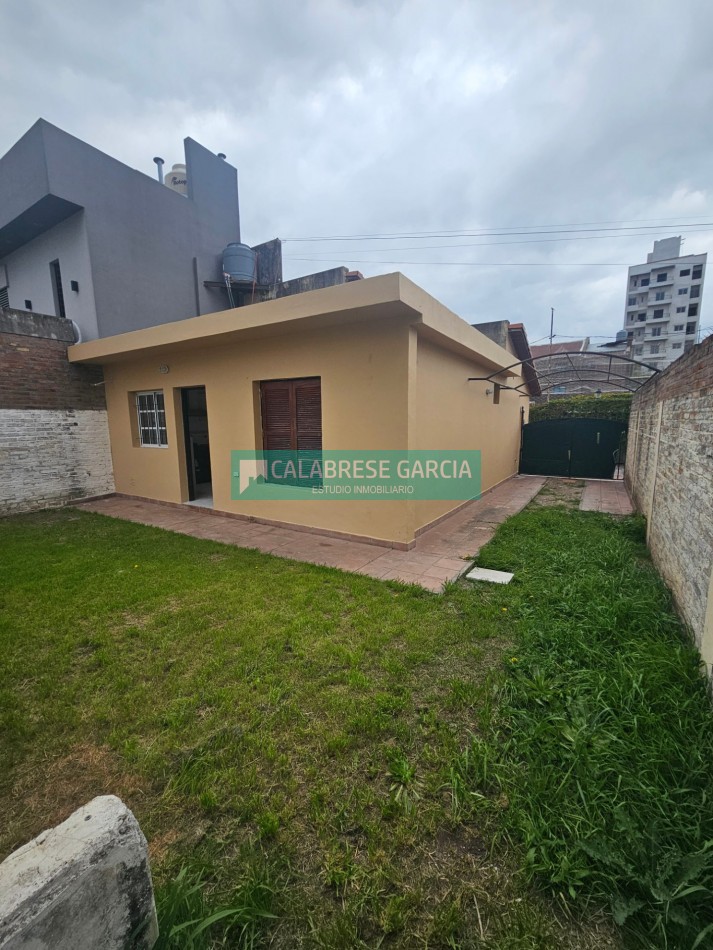Se alquila casa en planta baja en barrio cerrado zona centro