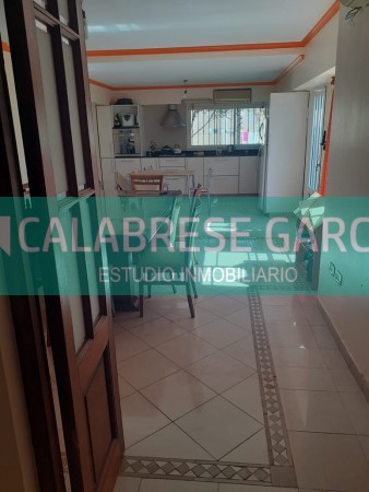 SE VENDE CASA ZONA CENTRO PARQUE CON PISCINA