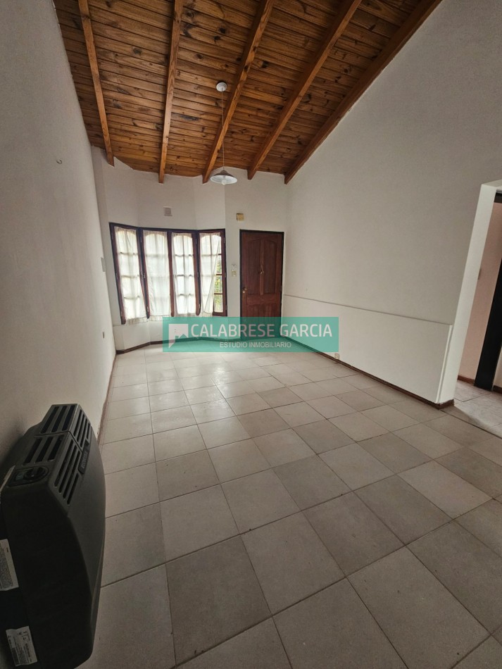Se alquila casa en planta baja en barrio cerrado zona centro