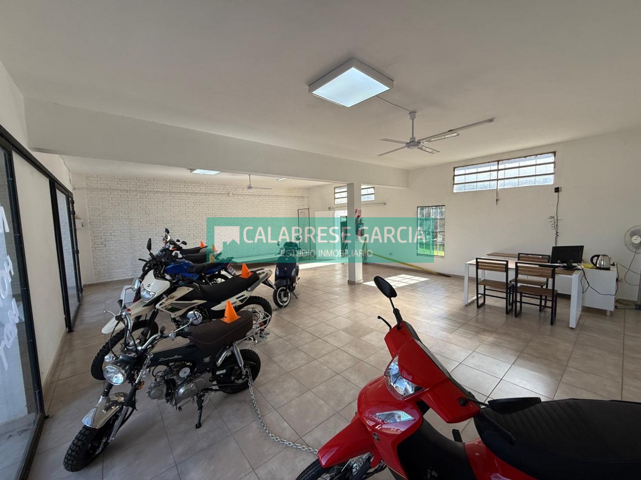 Oportunidad amplio salon comercial en un predio de 1200m2 en Av. Almafuerte y Gdor. Maya!!!