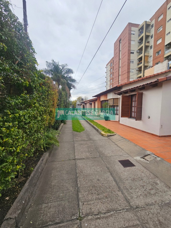 Se alquila casa en planta baja en barrio cerrado zona centro