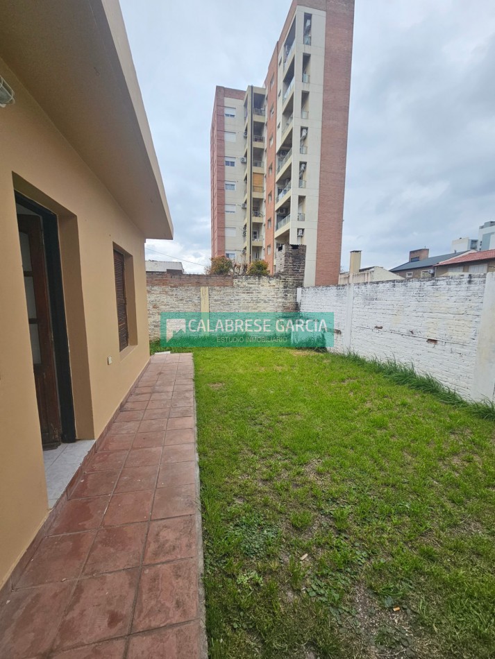 Se alquila casa en planta baja en barrio cerrado zona centro