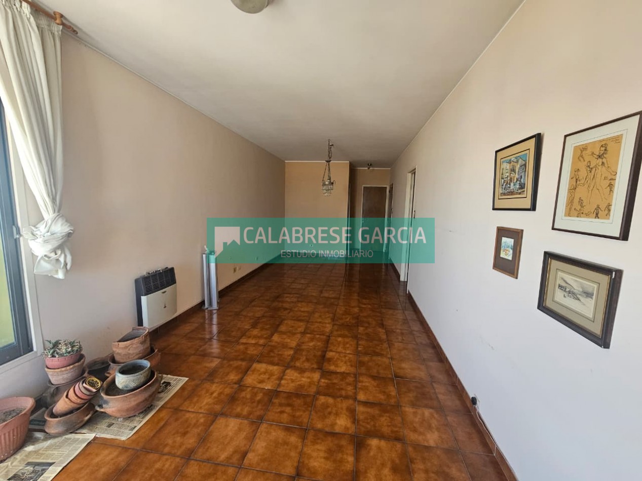 Piso en zona centro tres dormitorios , dos baños , dos cocheras techadas !