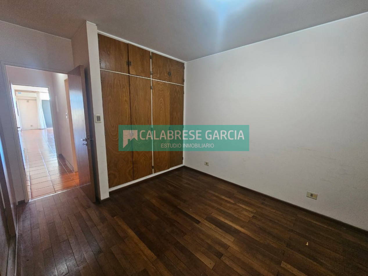 Piso en zona centro tres dormitorios , dos baños , dos cocheras techadas !