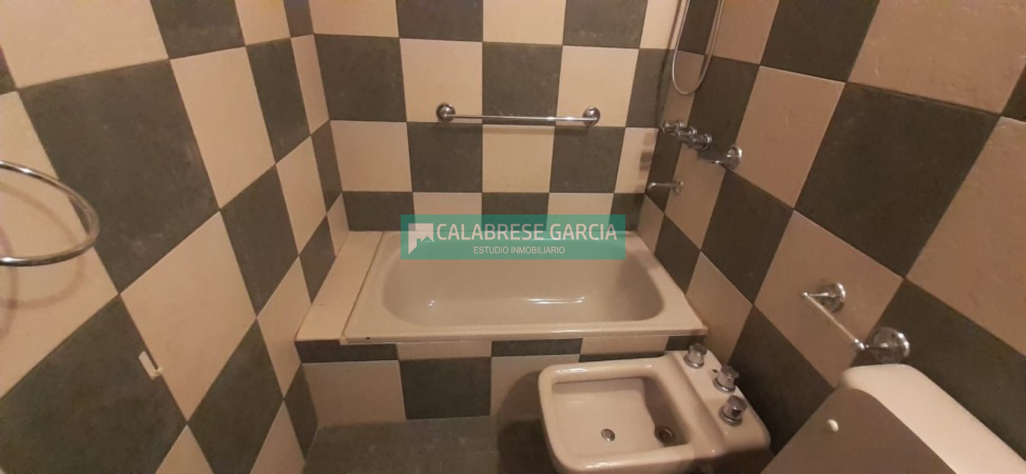 En venta casa zona barrio mercantil , dos dormitorios, dos baños, amplio terreno !