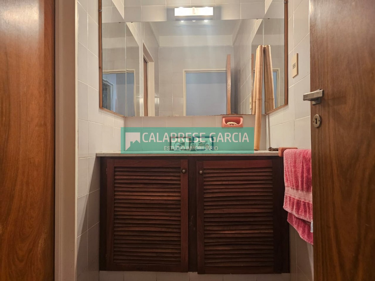 Piso en zona centro tres dormitorios , dos baños , dos cocheras techadas !