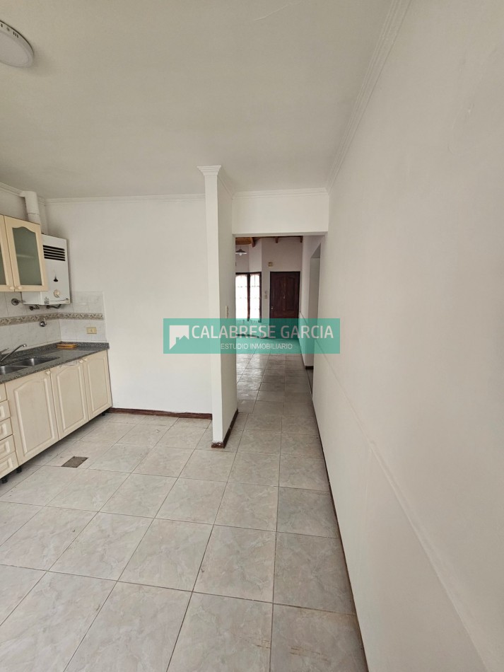 Se alquila casa en planta baja en barrio cerrado zona centro