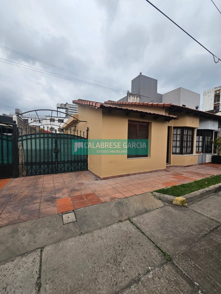 Se alquila casa en planta baja en barrio cerrado zona centro