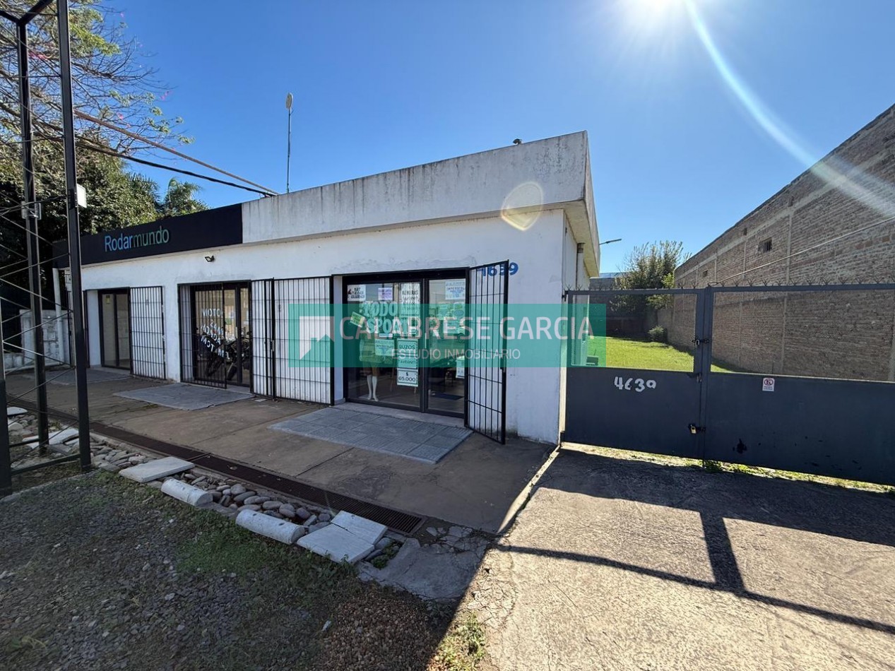 Oportunidad amplio salon comercial en un predio de 1200m2 en Av. Almafuerte y Gdor. Maya!!!