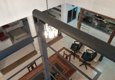 En venta casa tres dormitorios, escritorio, cochera , parque verde , piscina !