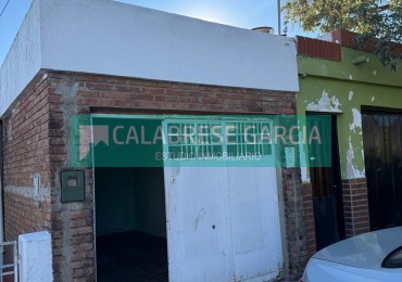 SE ALQUILA CASA EN CALLE RODRIGUEZ PEÑA/ DOS DORMITORIOS Y COCHERA 