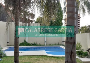 SE VENDE CASA ZONA CENTRO PARQUE CON PISCINA